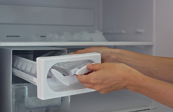 how much ice does a refrigerator make